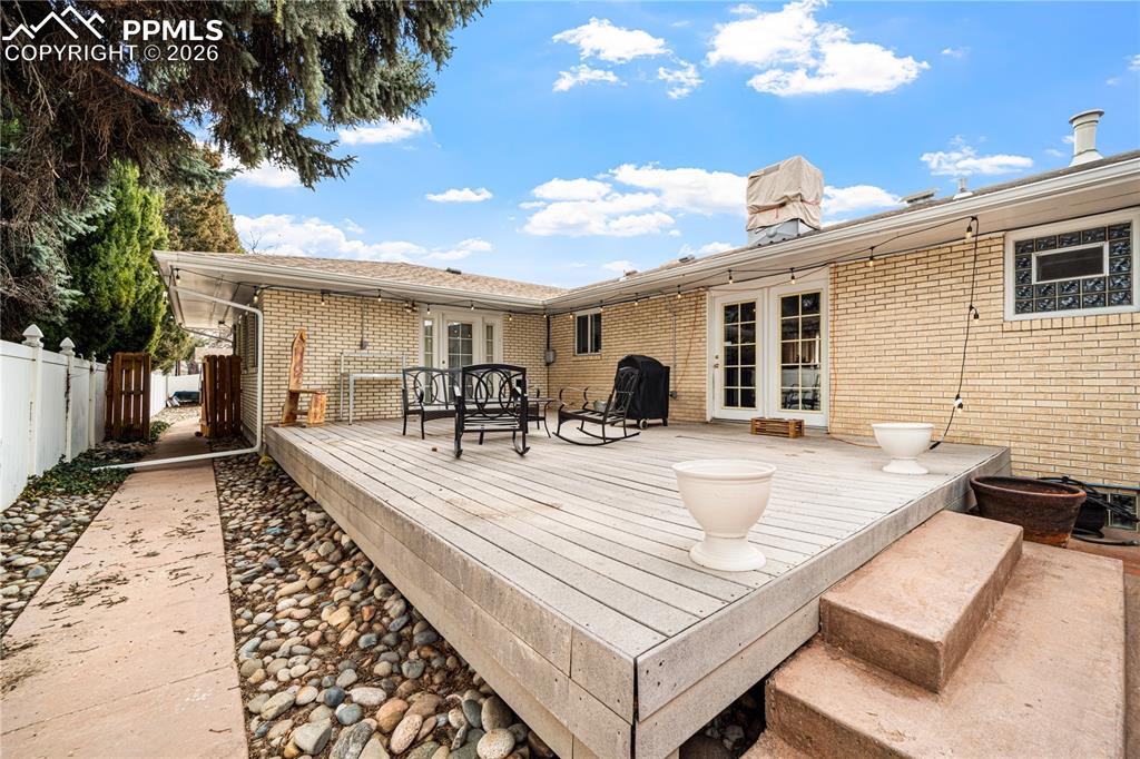 Image 35 of 45: Deck