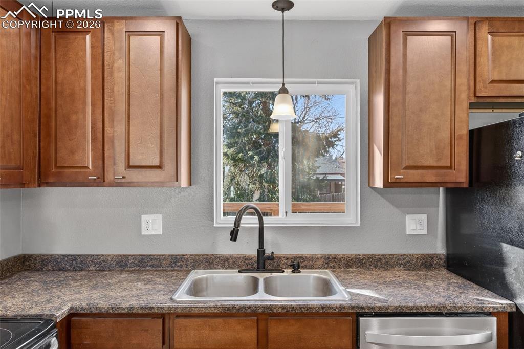 Image 12 of 50: Kitchen