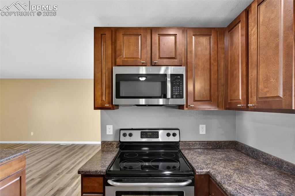 Image 13 of 50: Kitchen