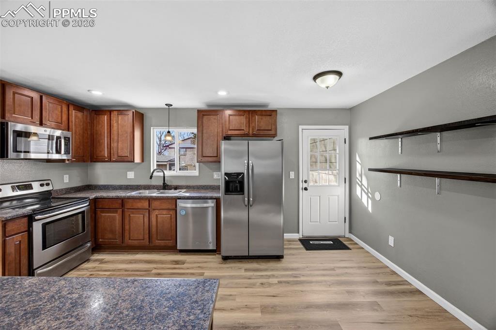 Image 15 of 50: Kitchen