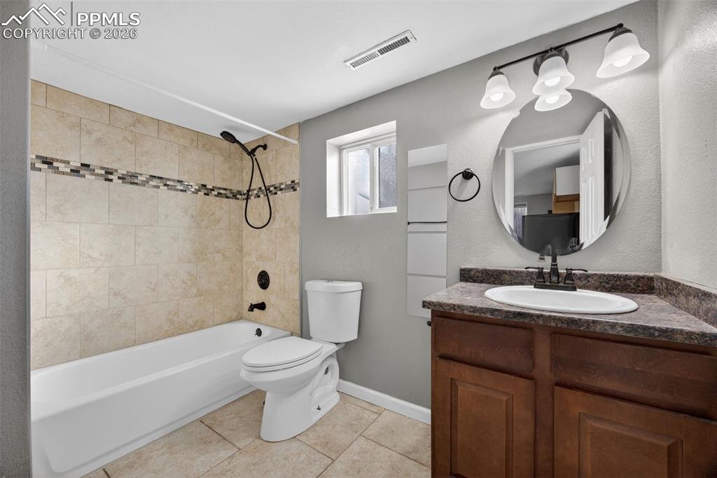 Image 29 of 50: Lower bedroom