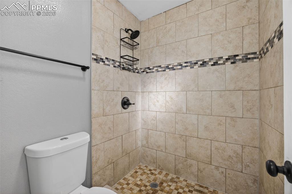 Image 31 of 50: Bathroom