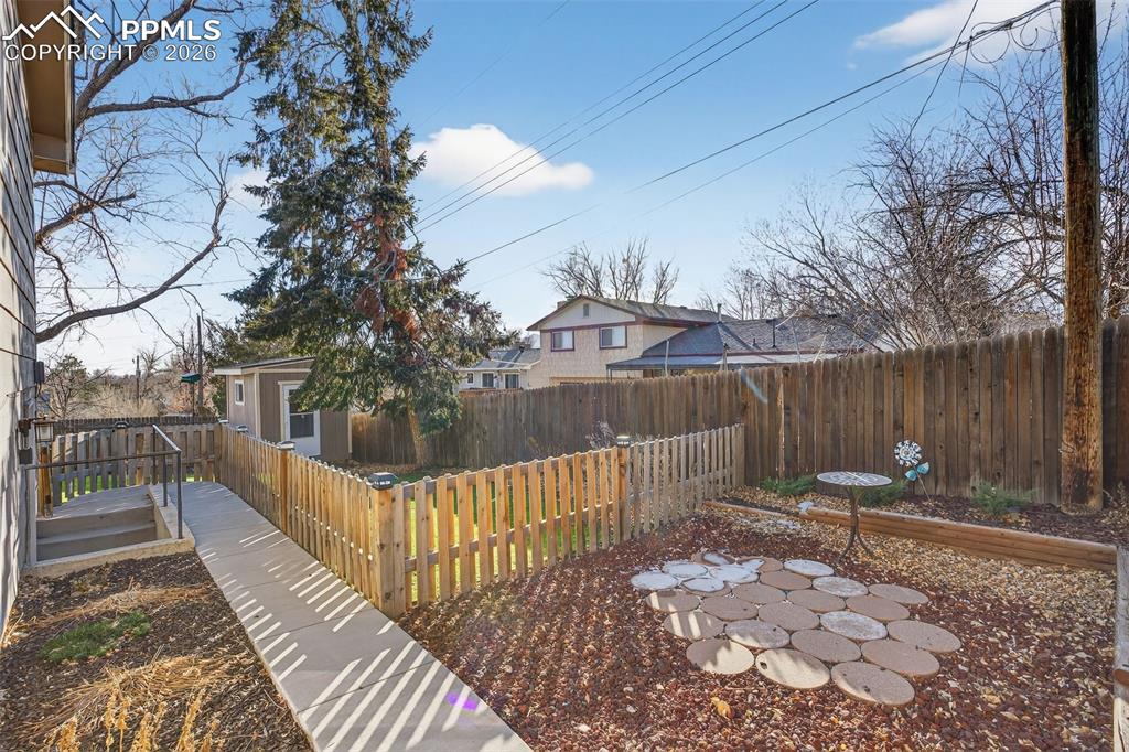 Image 33 of 50: Yard