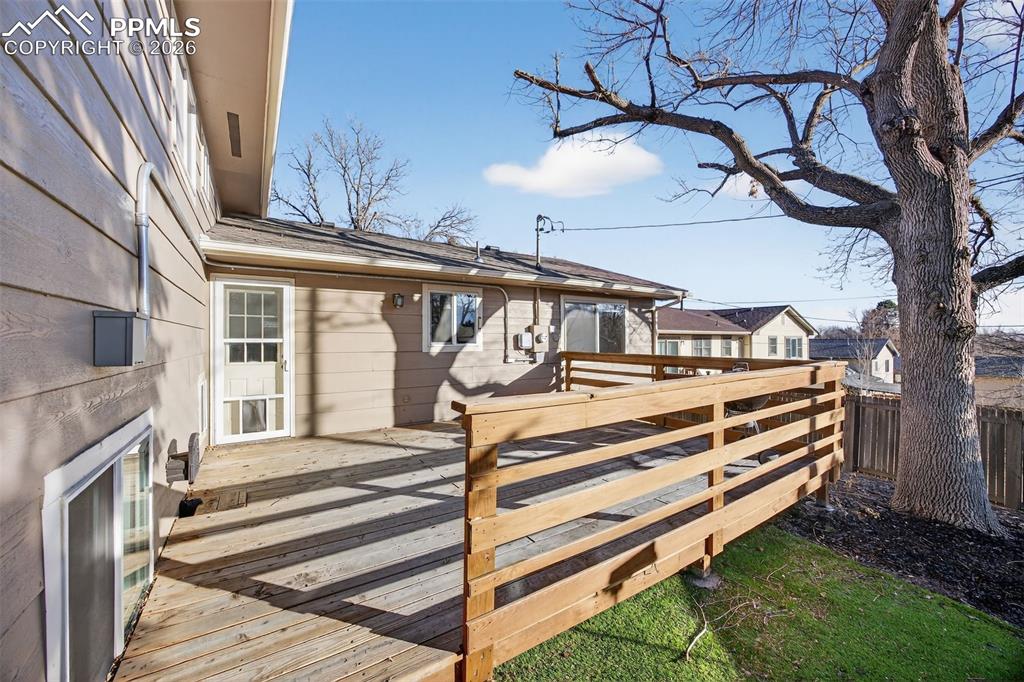 Image 35 of 50: Deck