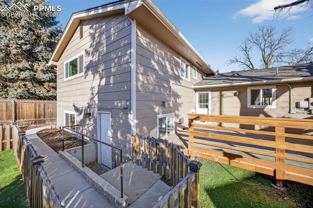 Image 38 of 50: Own side entrance and yard space/garden