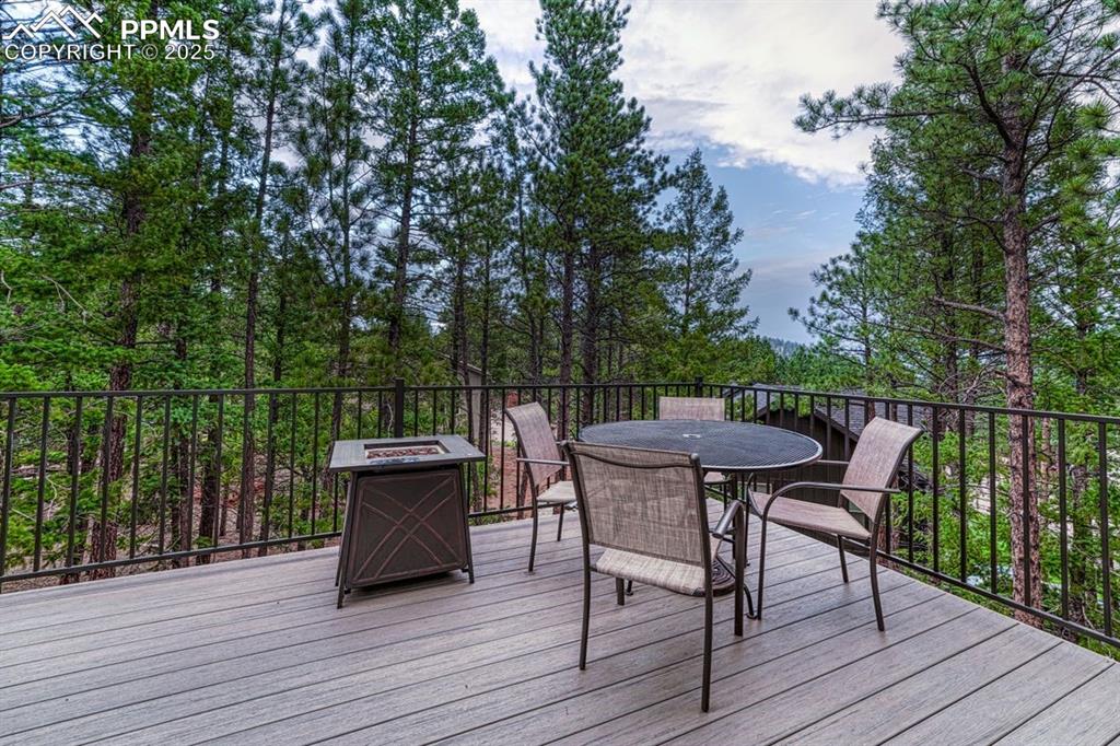 Image 24 of 32: Step out to the low-maintenance composite deck with powder coated rails to 