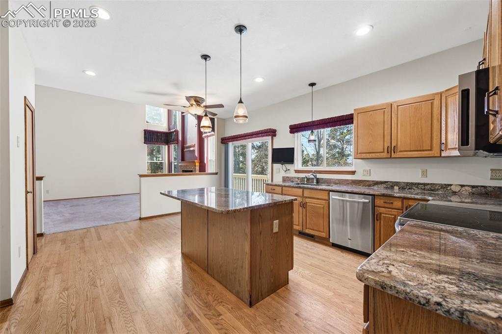 Image 14 of 50: Kitchen