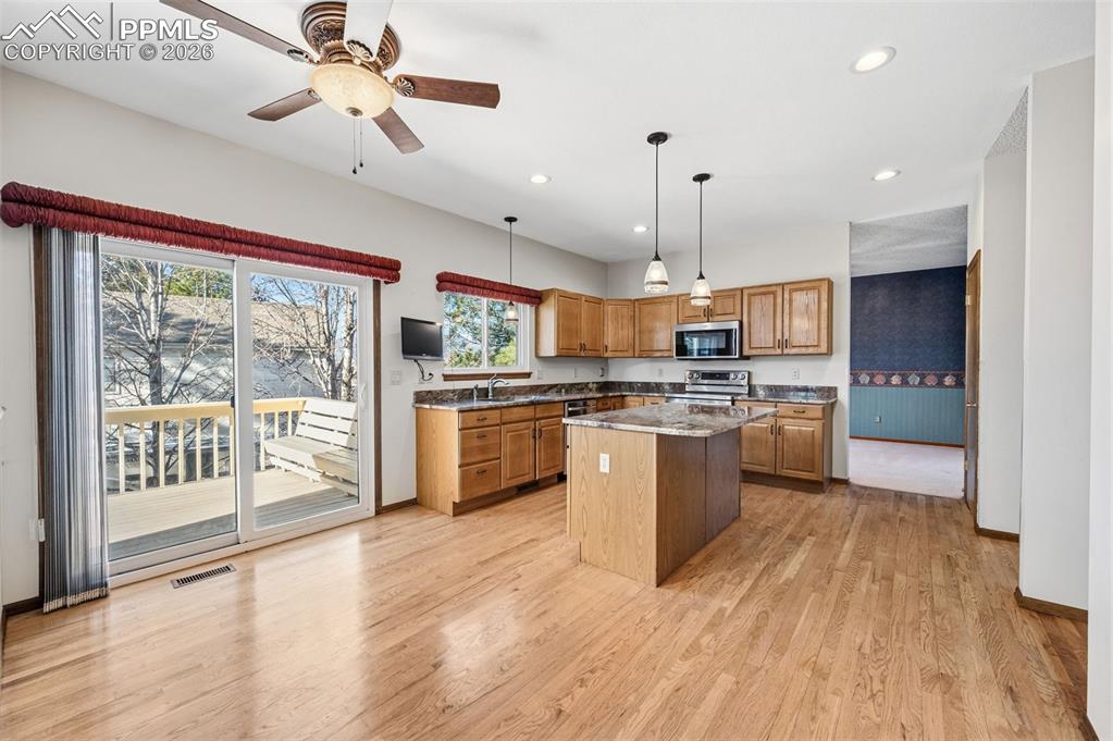 Image 15 of 50: Kitchen