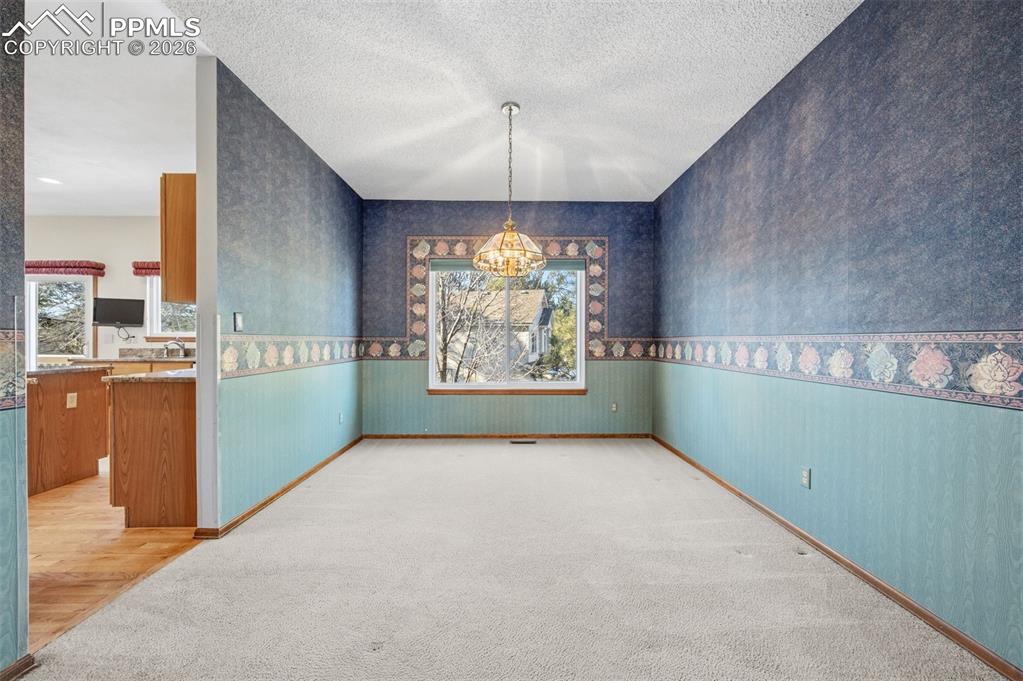 Image 17 of 50: Dining Area