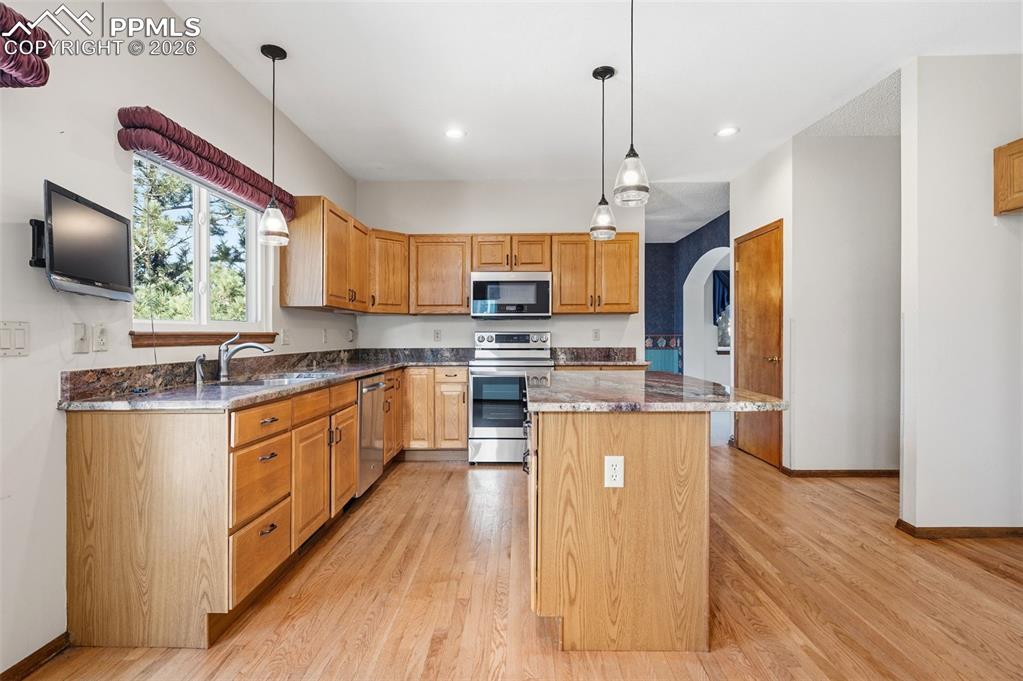 Image 18 of 50: Kitchen