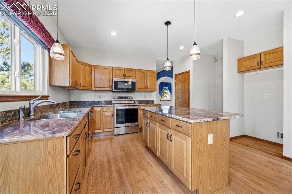 Image 19 of 50: Kitchen