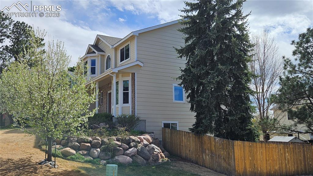 Image 2 of 50: Side of Structure