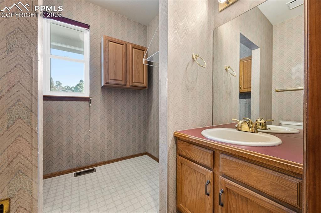 Image 20 of 50: Bathroom