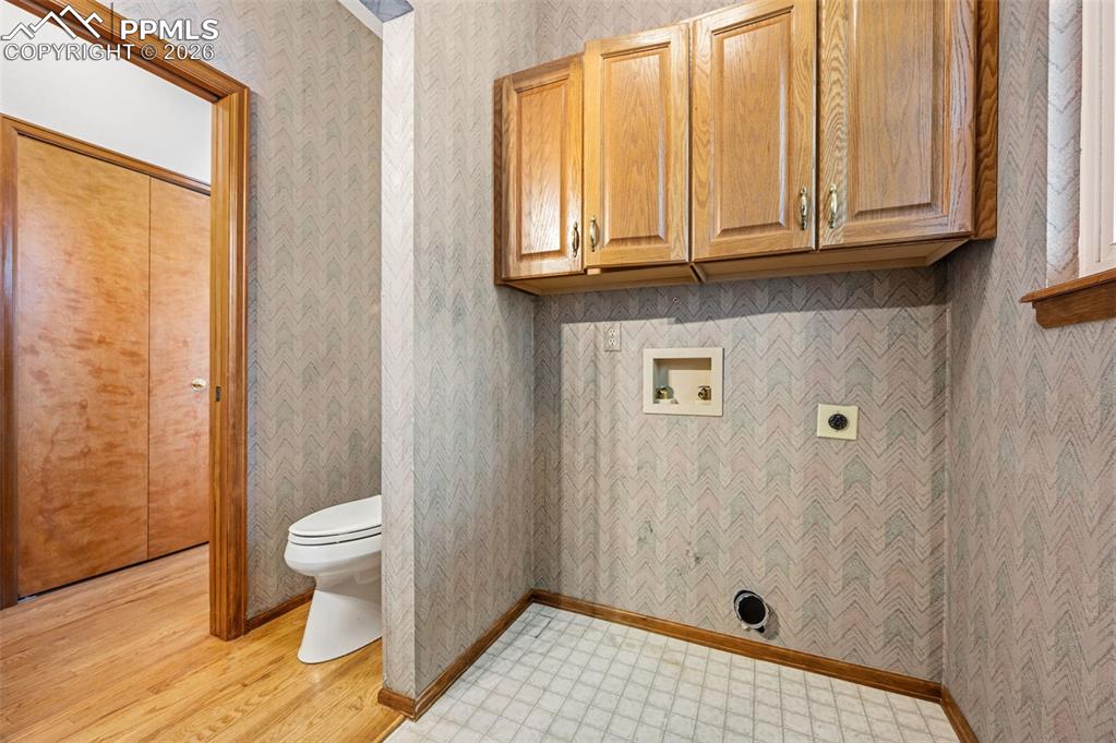 Image 21 of 50: Laundry