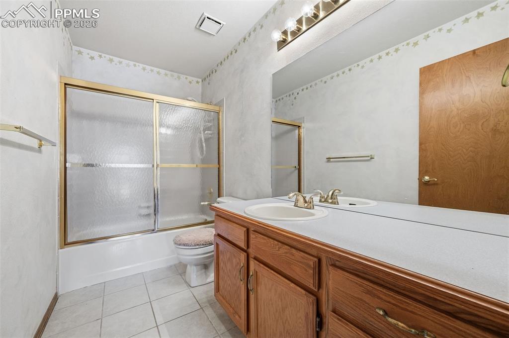 Image 31 of 50: Bathroom