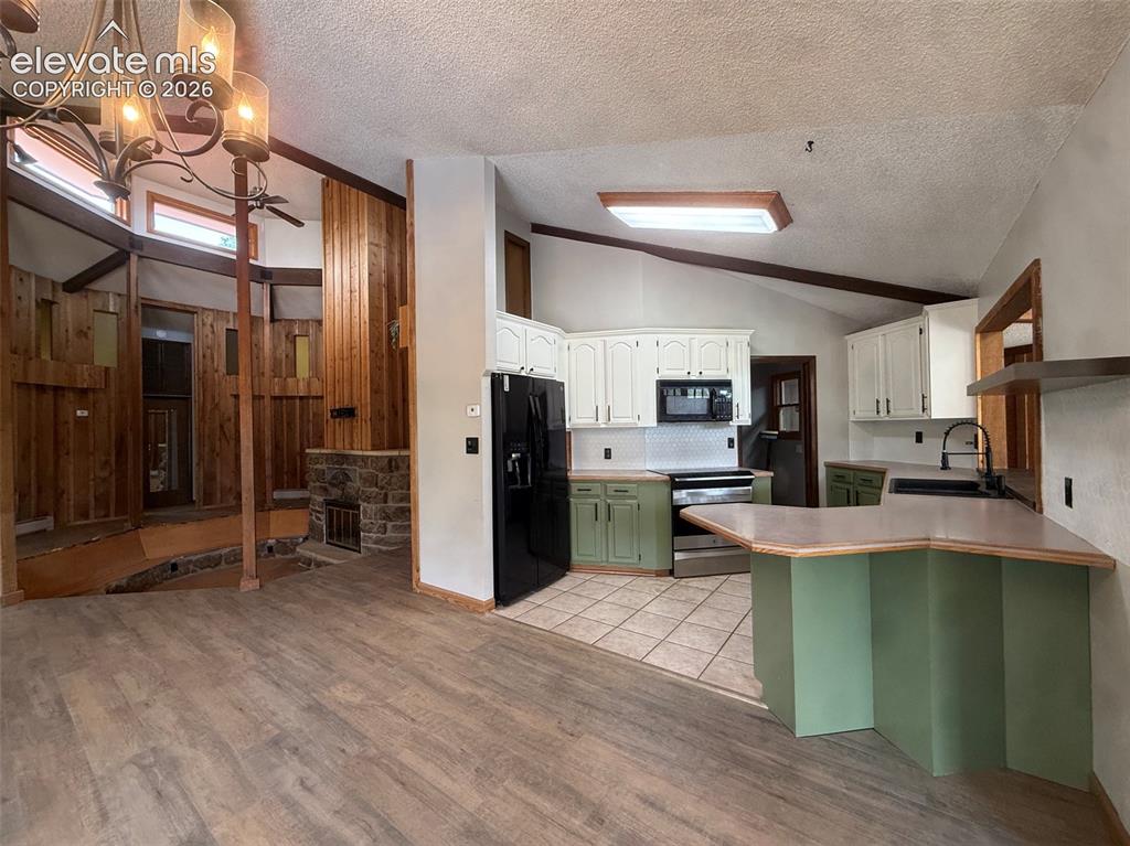 Image 11 of 33: Kitchen