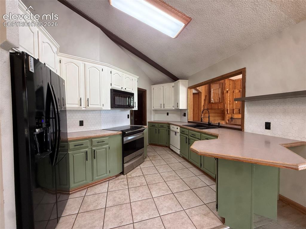 Image 13 of 33: Kitchen