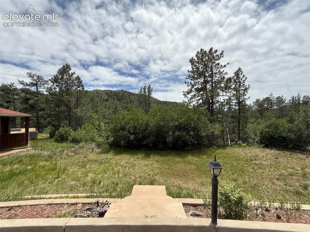 Image 25 of 33: Yard