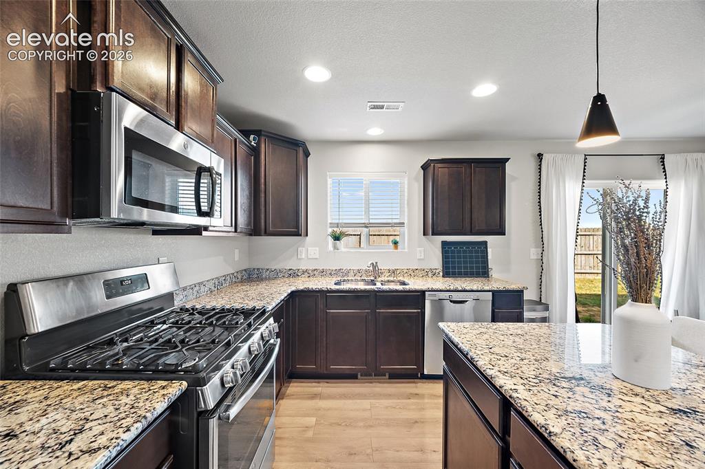 Image 11 of 28: Kitchen