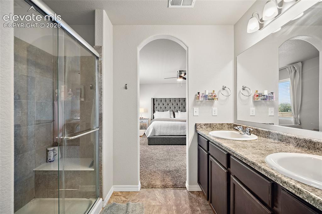 Image 16 of 28: Bathroom