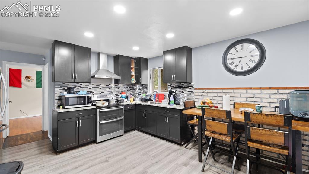 Image 10 of 21: Kitchen