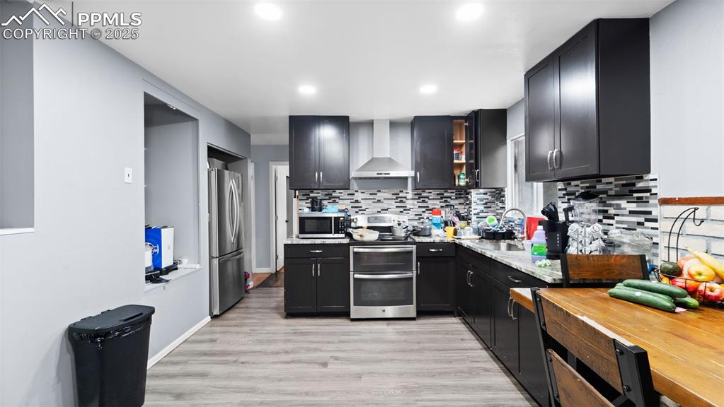 Image 11 of 21: Kitchen