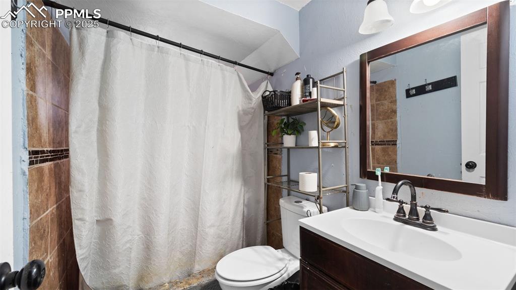 Image 17 of 21: bathroom