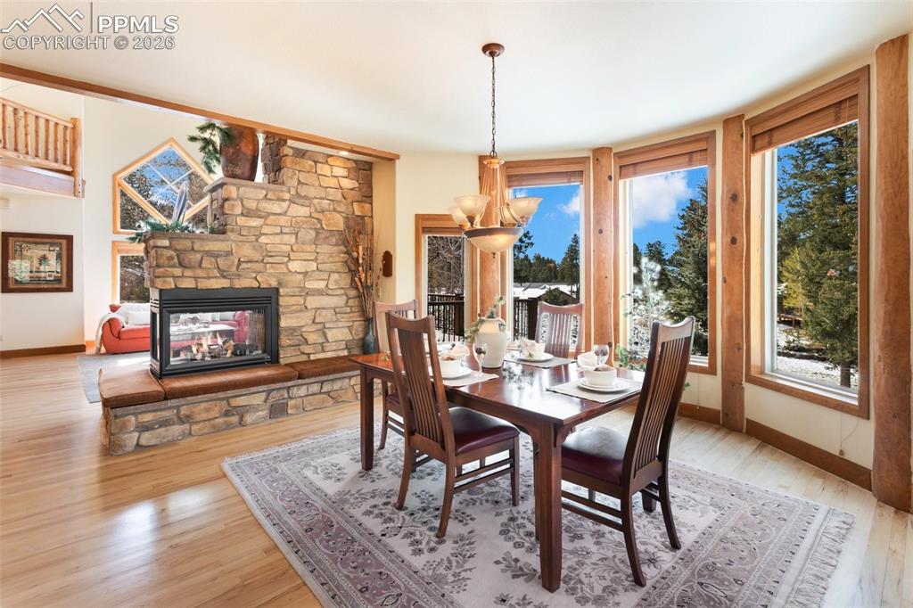 Image 15 of 50: Dining Area