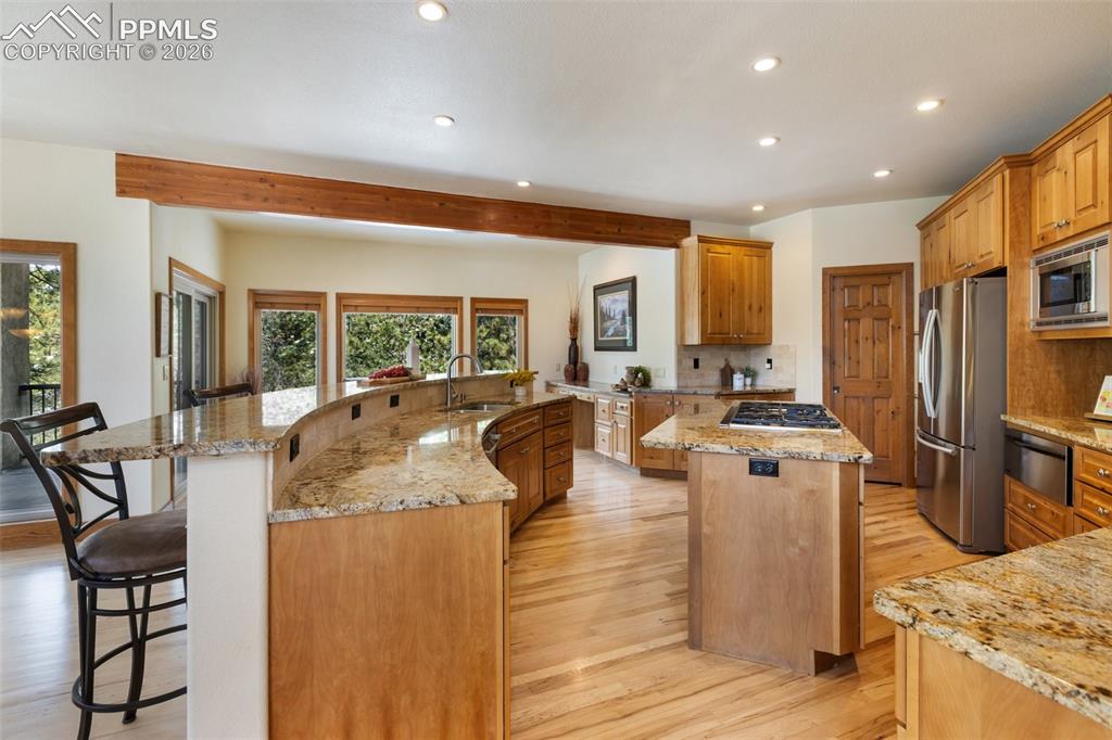 Image 16 of 50: Kitchen