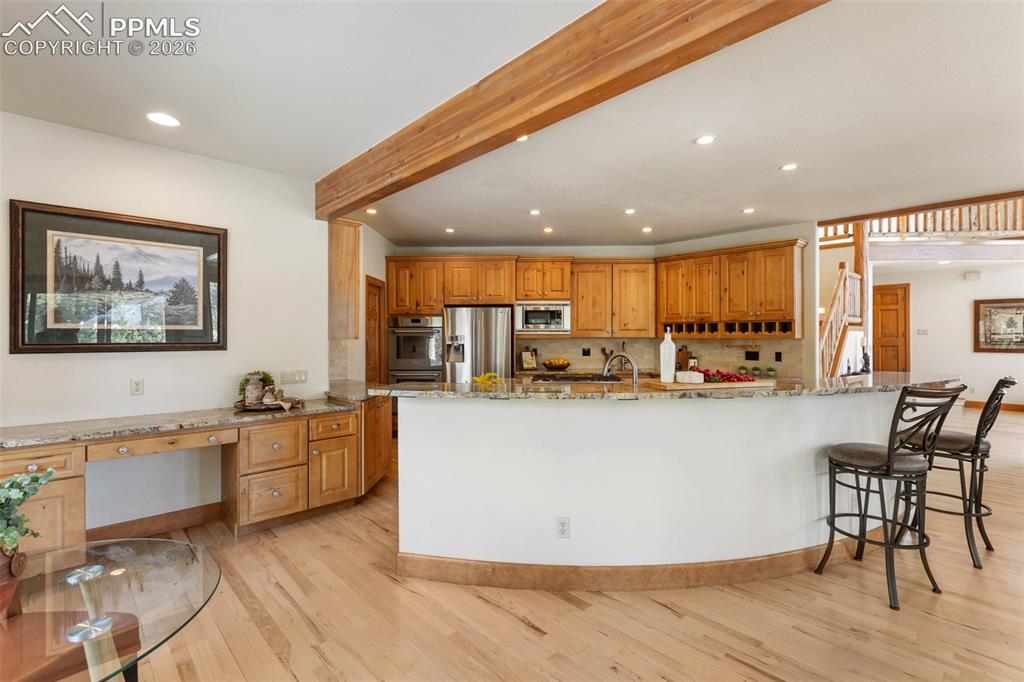 Image 18 of 50: Kitchen