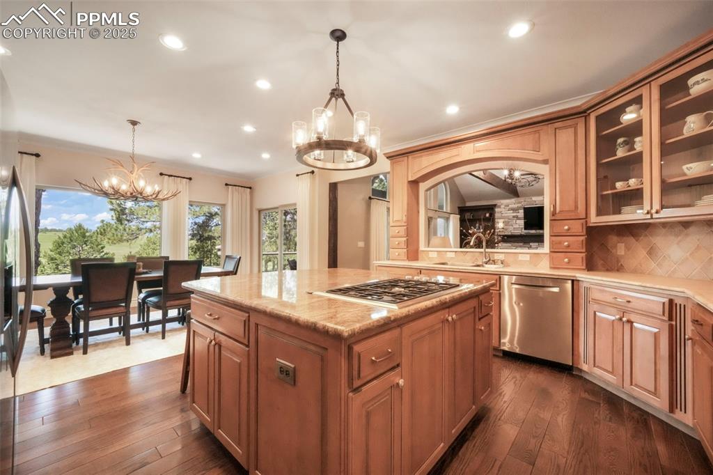 Image 13 of 50: Kitchen