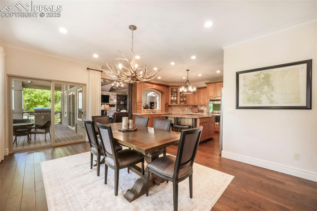Image 14 of 50: Dining Area