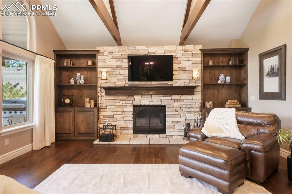 Image 8 of 50: Living Room