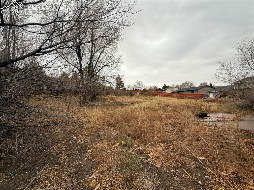 Image 11 of 14: Yard