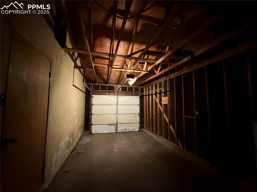 Image 13 of 14: Garage