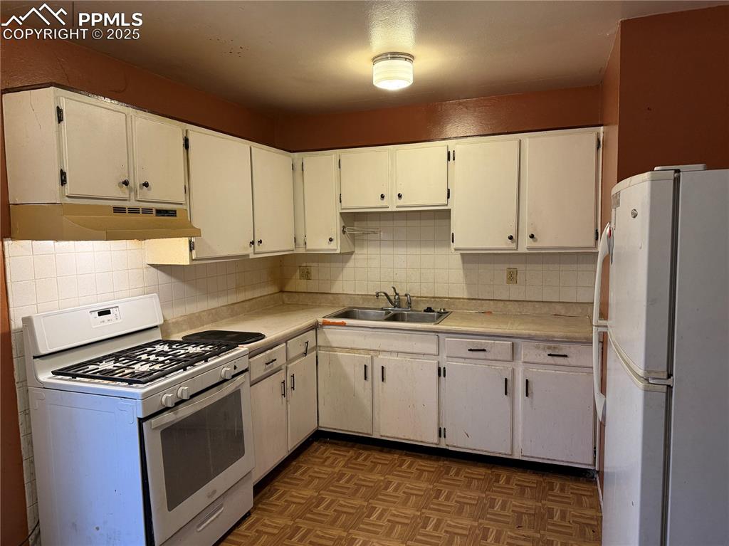 Image 3 of 14: Kitchen