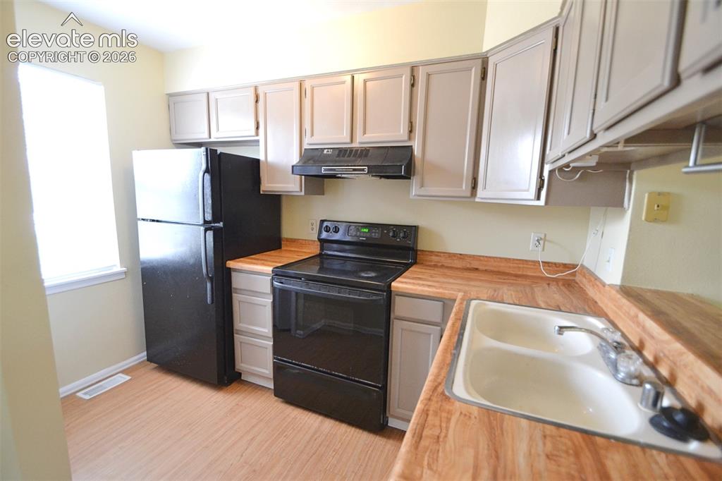 Image 10 of 35: Kitchen