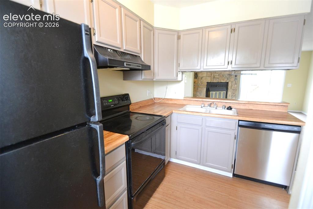 Image 12 of 35: Kitchen