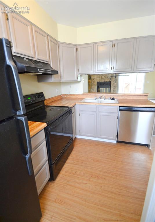 Image 13 of 35: Kitchen