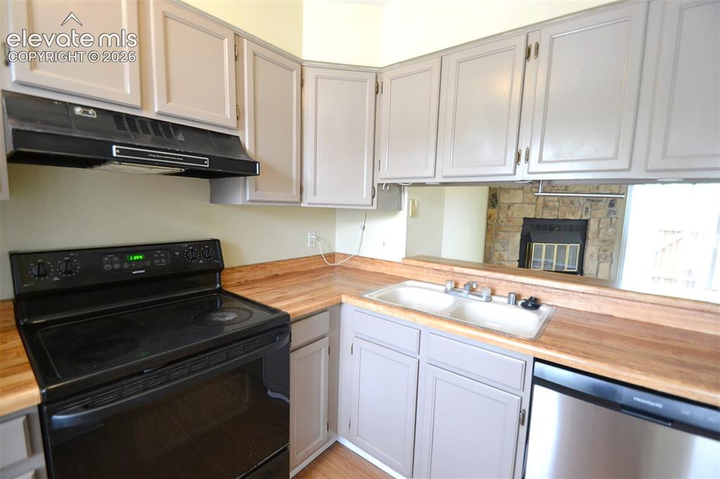 Image 14 of 35: Kitchen