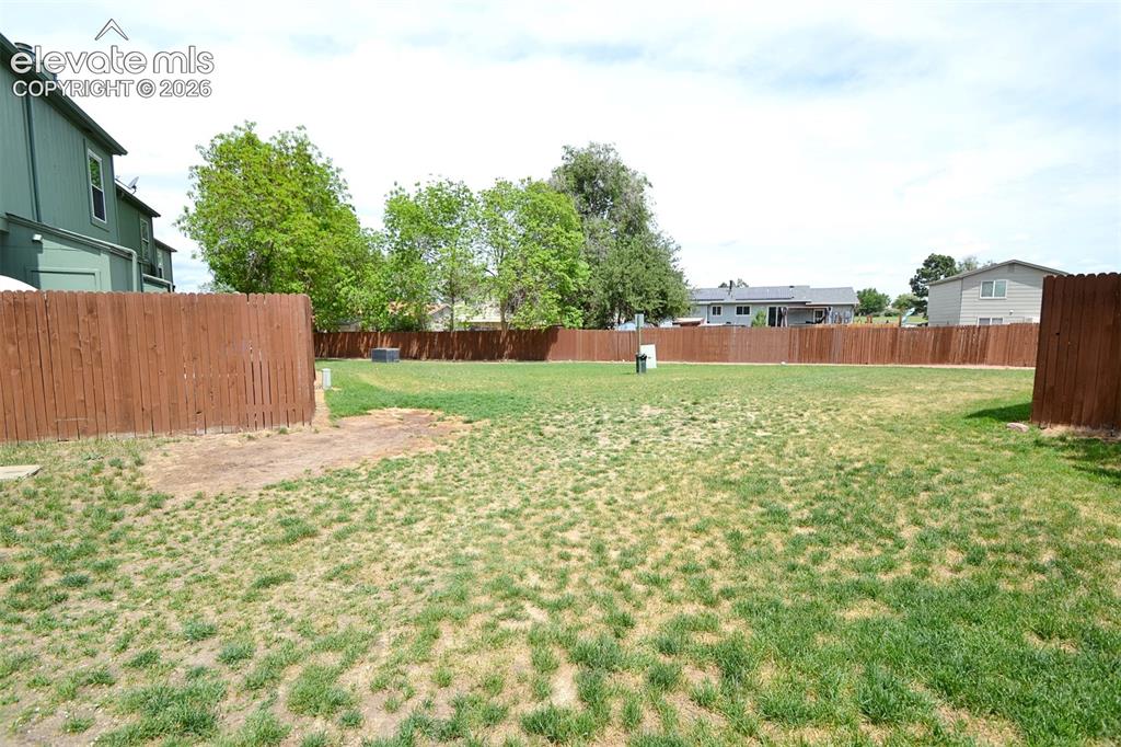 Image 33 of 35: Yard