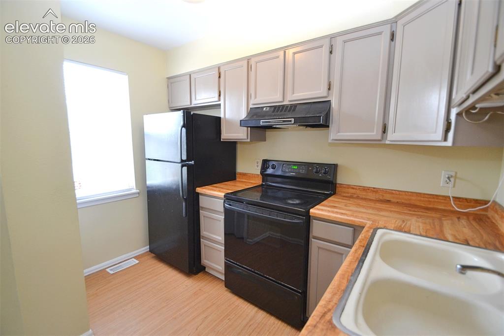 Image 9 of 35: Kitchen