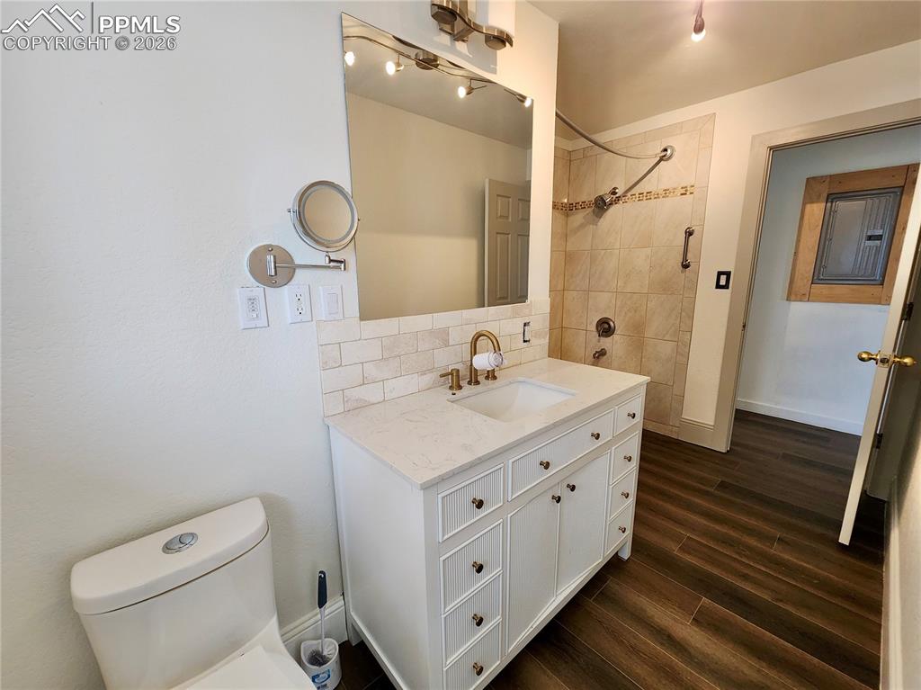 Image 11 of 50: Bathroom