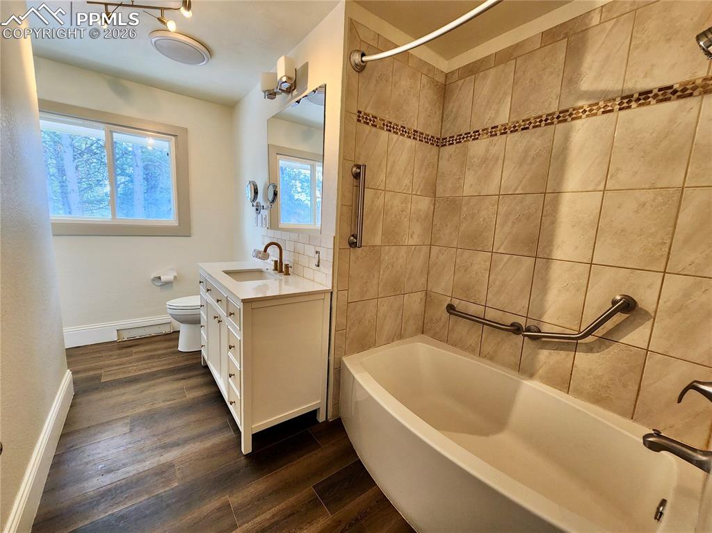 Image 13 of 50: Bathroom