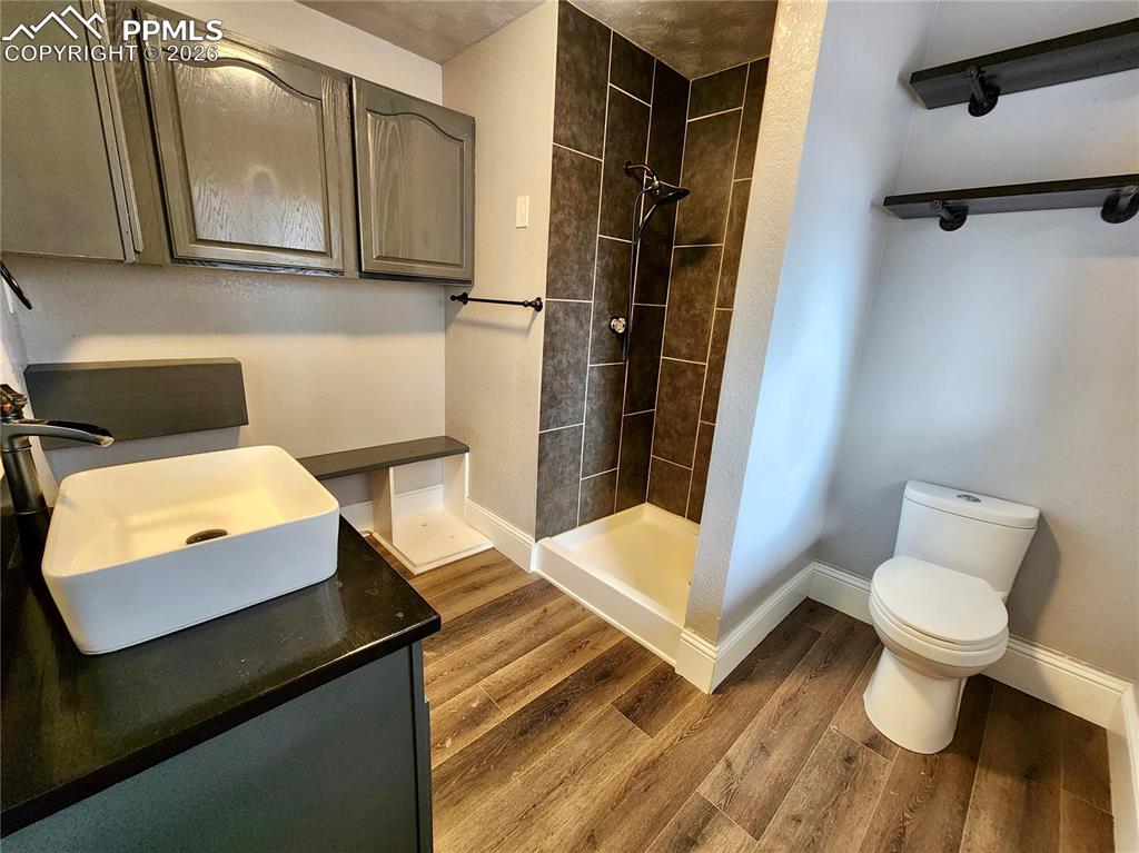 Image 21 of 50: Bathroom