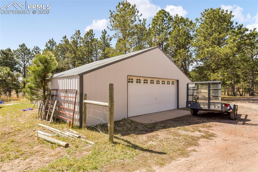 Image 27 of 50: Garage