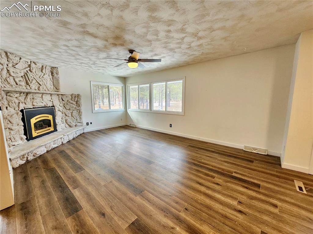 Image 3 of 50: Living Room