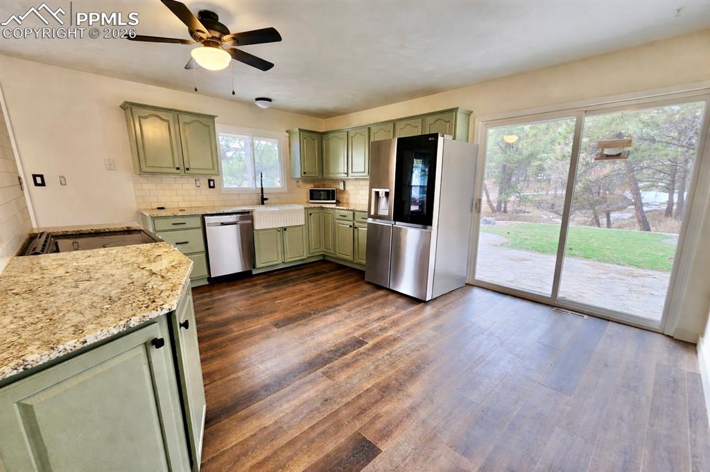 Image 5 of 50: Kitchen