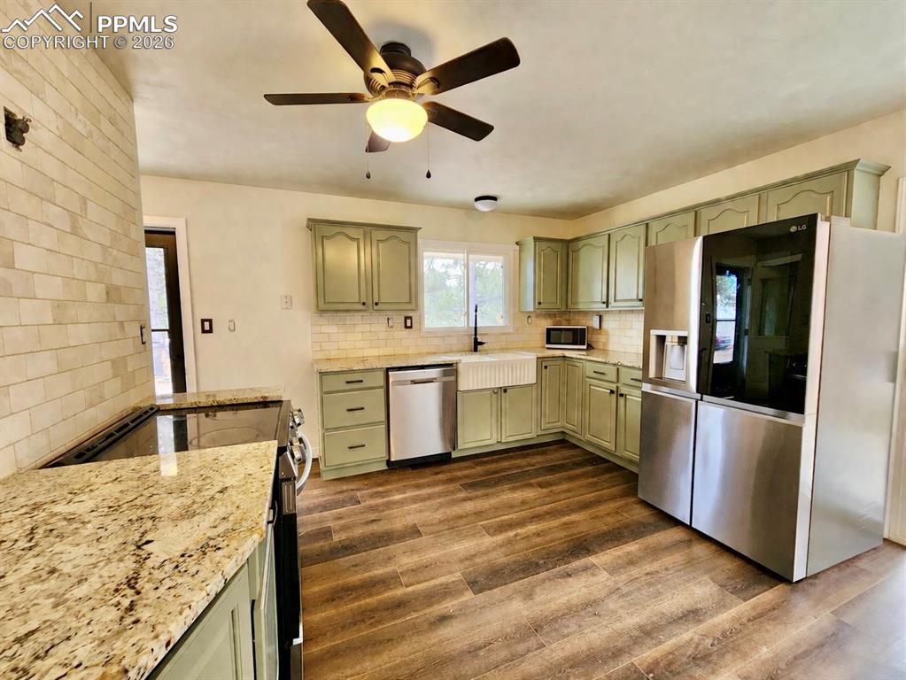 Image 7 of 50: Kitchen