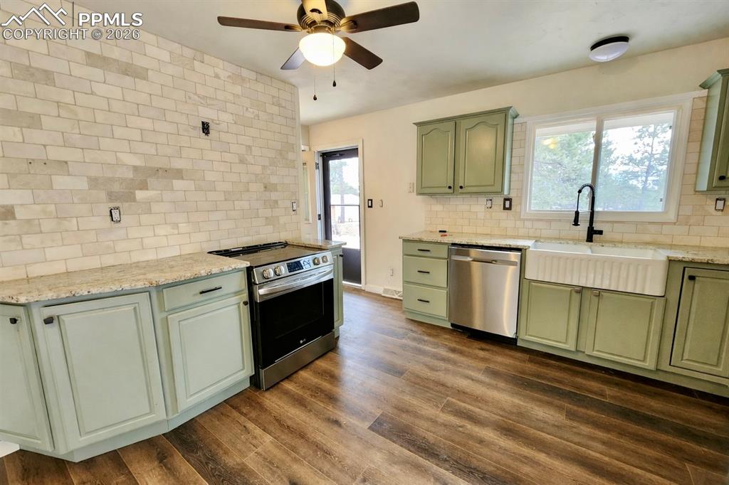 Image 9 of 50: Kitchen